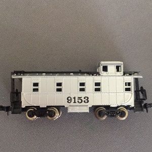 Silver Transfer Caboose 560 N scale